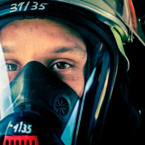Nahaufnahme Feuerwehrmann in Schutzausrüstung
