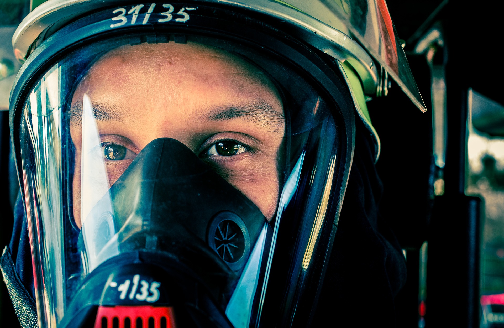 Nahaufnahme Feuerwehrmann in Schutzausrüstung