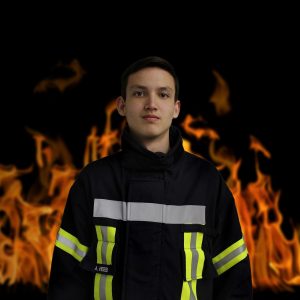 Feuerwehrmann vor Flammen