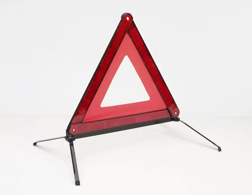 Rotes Pannendreieck zur Sicherheitswarnung aufgestellt.