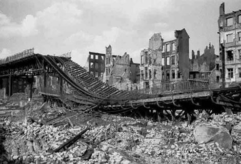 Zerstörte Brücke und Ruinen in Kriegsgebiet.