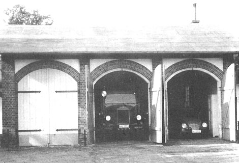 Oldtimer in offener Garage